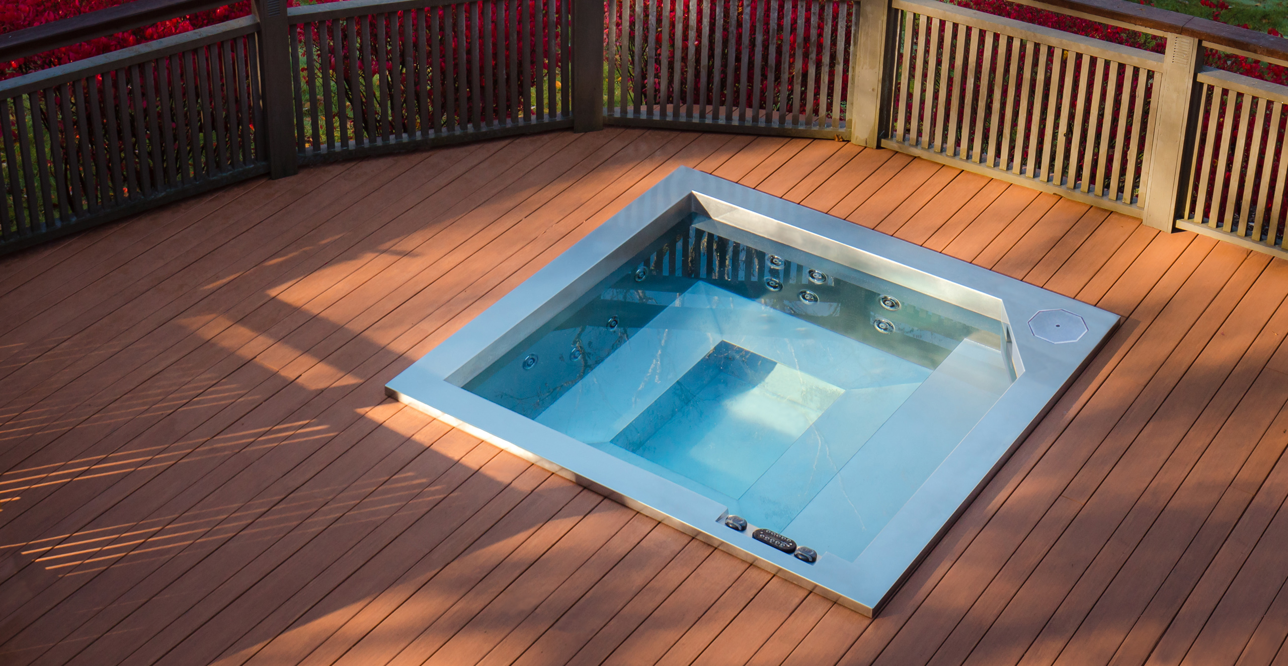 http://Modern%20full%20stainless%20hot%20tub%20on%20wood%20deck